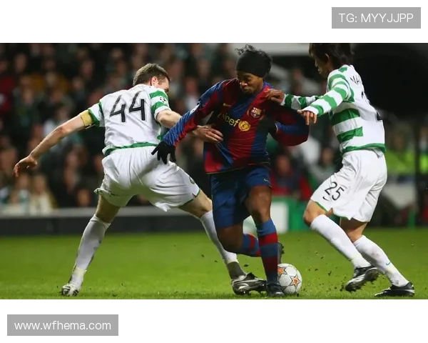 与足球明星合影的那些瞬间你知道他们的名字吗